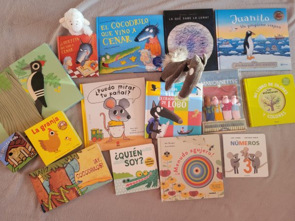 Varios libros infantiles de colores, algunos con ilustraciones de animales y naturaleza.